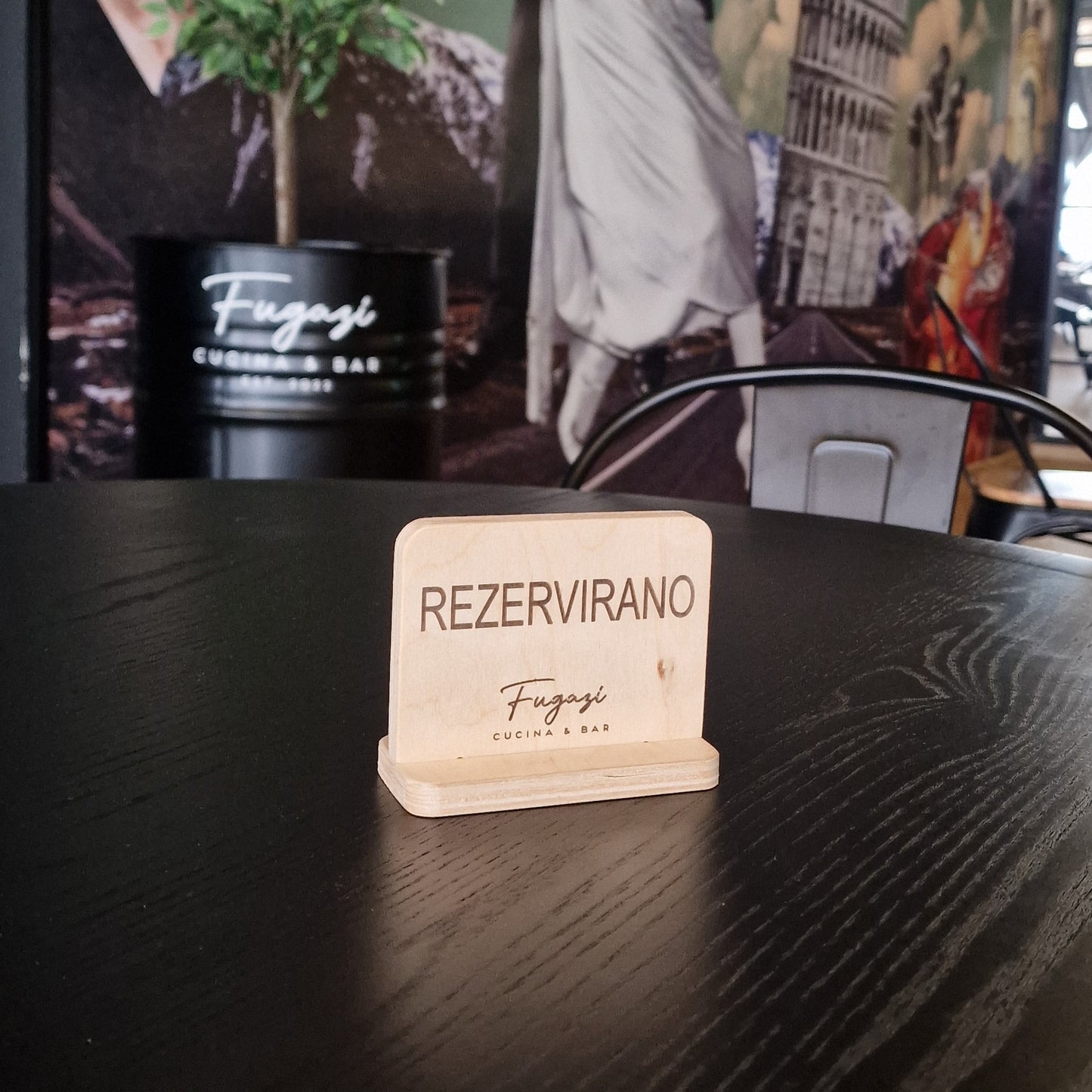 Reservation plate for tables