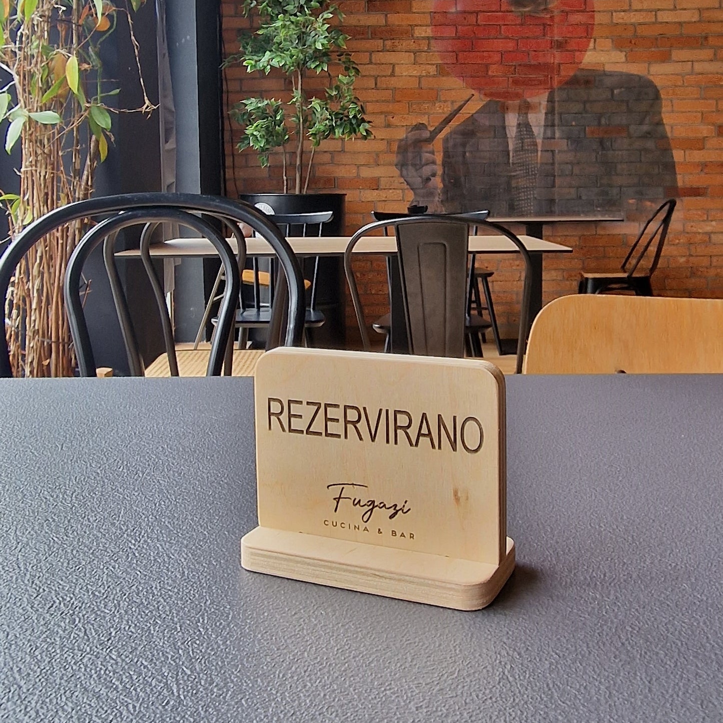 Reservation plate for tables