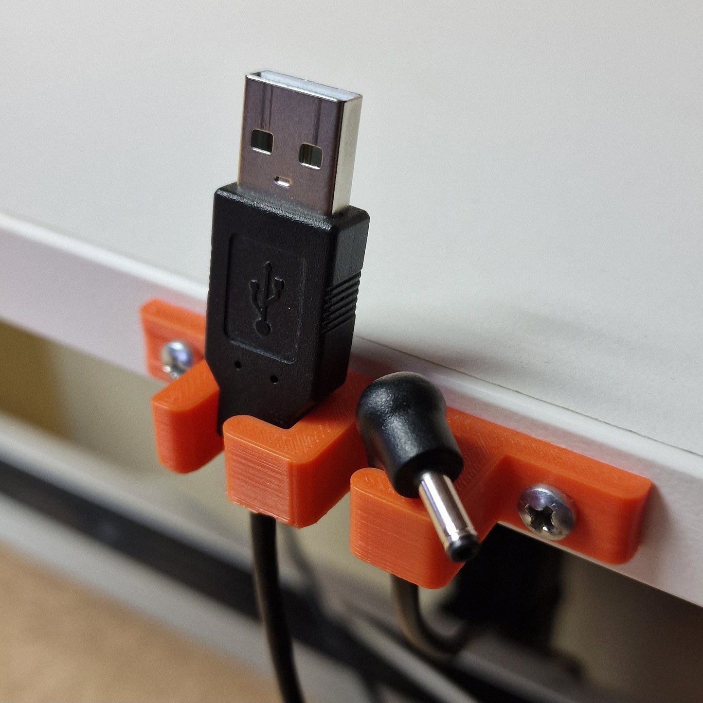 Nosilec USB priključkov