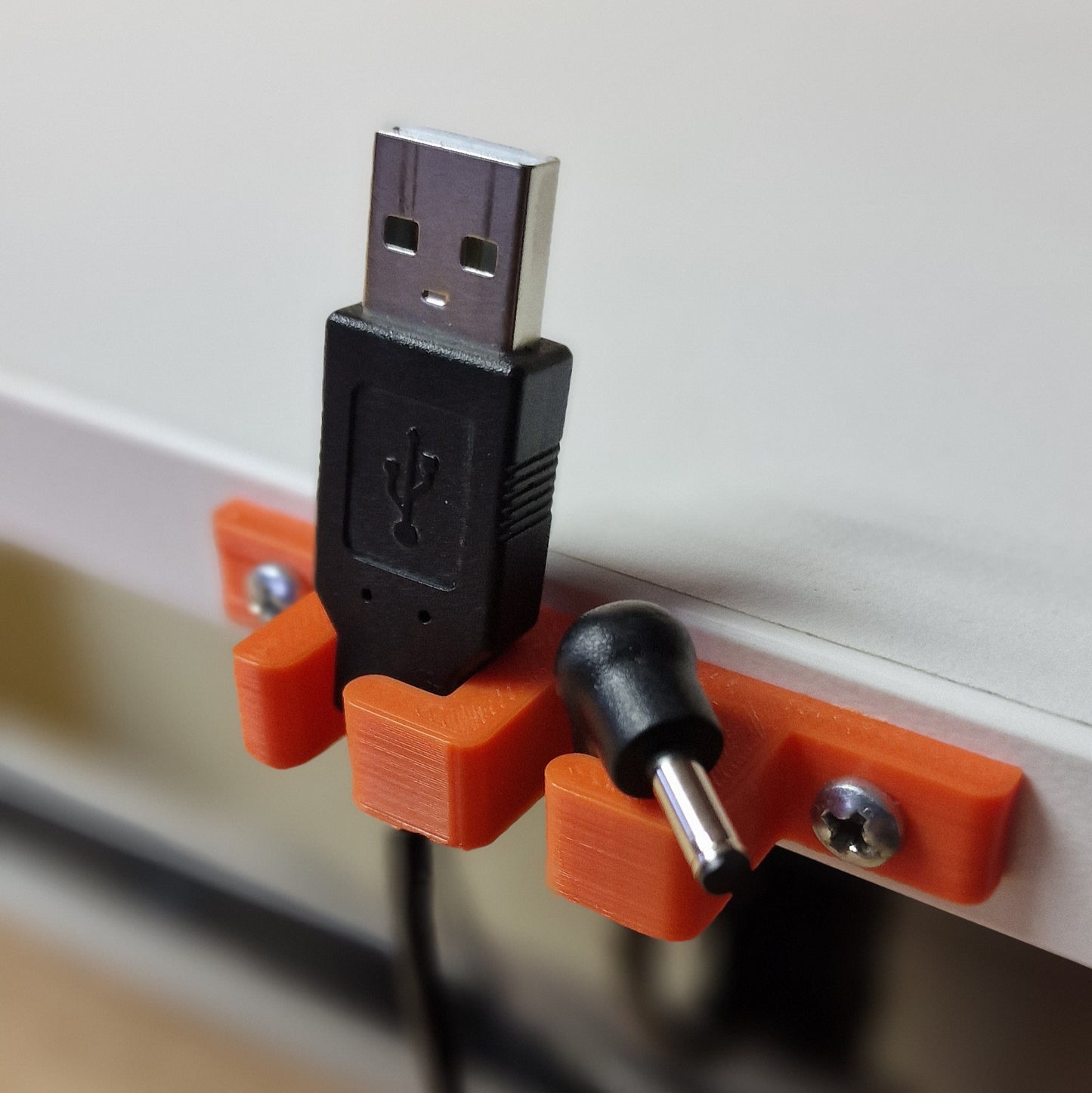 Nosilec USB priključkov