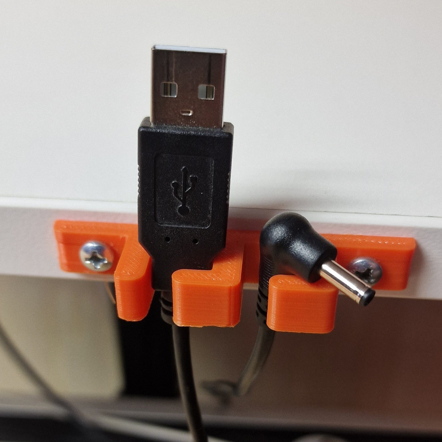 Nosilec USB priključkov